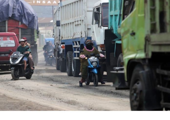 kemacetan_dan_kebijakan_pemerintah_tertibkan_angkutan_truk_tambang