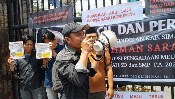kembali_demo_kejatisu_desak_dugaan_korupsi_meubiler_di_disdik_simalungun_diusut_tuntas