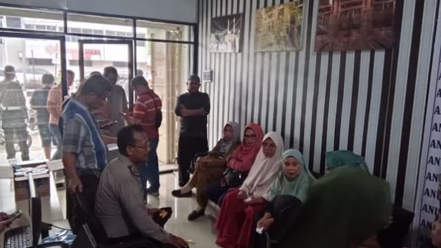 kembali_gagal_berangkat_ke_tanah_suci_puluhan_calon_jamaah_umroh_geruduk_pt_anugerah_makkah