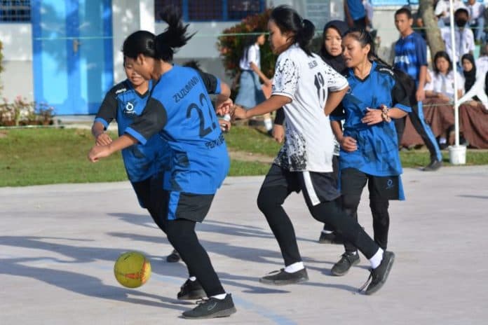 kembangkan_minat_dan_bakat_pelajar_sma_negeri_1_raya_gelar_pors_one