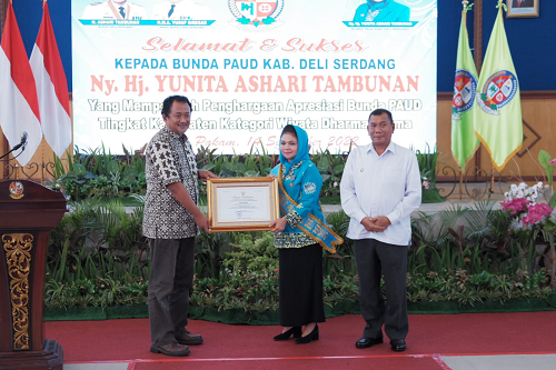 kemendikbudristek_serahkan_penghargaan_kepada_bunda_paud_deli_serdang