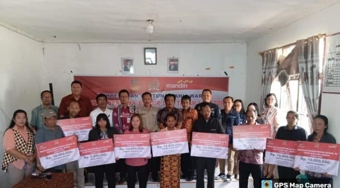 kemensos_serahkan_santunan_kepada_korban_bencana_di_simangulampe_humbahas