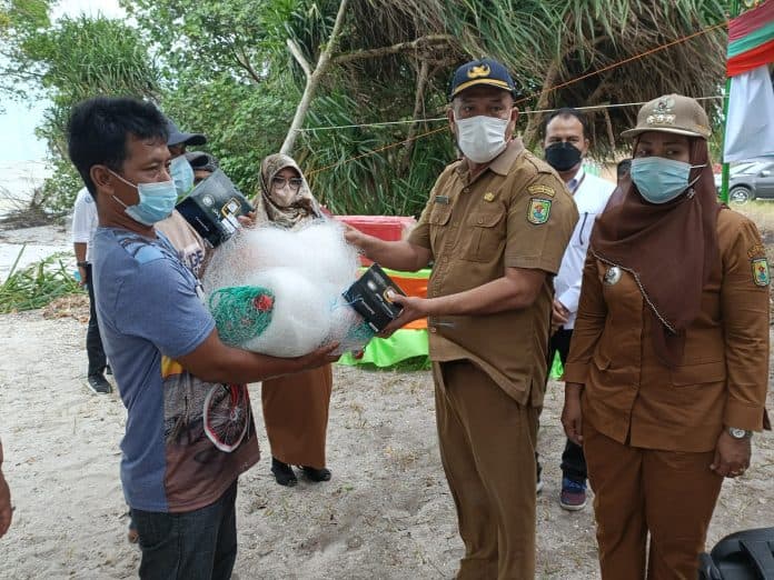 kementrian_kelautan_beri_bantuan_alat_tangkap_kepada_kelompok_nelayan