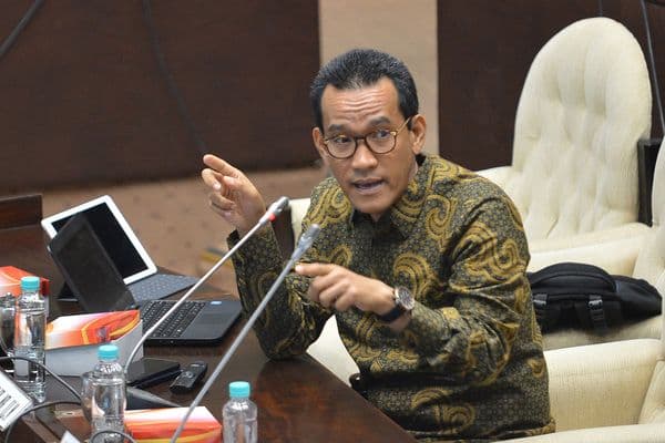 kena_lempar_botol_refly_harun_masih_pertimbangkan_lapor_polisi