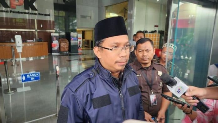 kenakan_jaket_ungu_bupati_sidoarjo_penuhi_panggilan_kpk