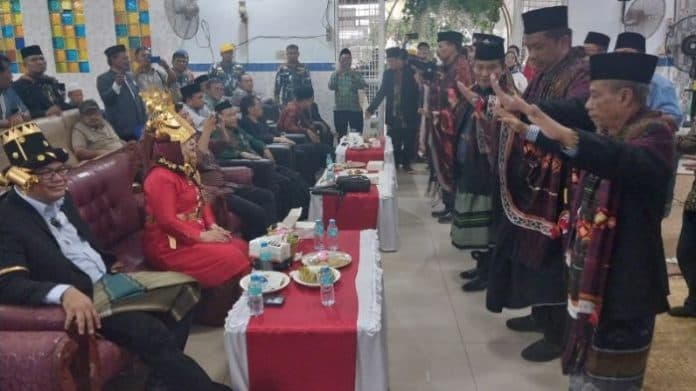 kenakan_pakaian_adat_pm_tabagsel_siap_menangkan_aci_jadi_bupati_deli_serdang