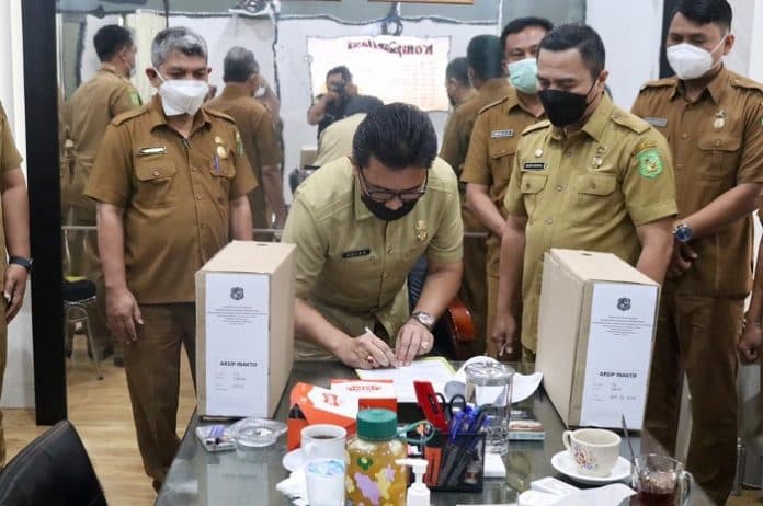 kepala_bkdpsdm_serahkan_arsip_inaktif_kantor_pendidikan_dan_pelatihan_kota_medan