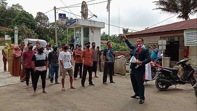 kepala_desa_ambalutu_pimpin_aksi_bela_masyarakat