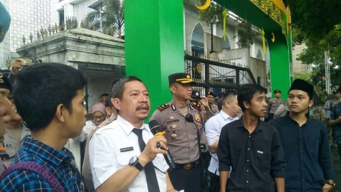 kepala_humas_dprd_sumut_tanggapi_tuntutan_massa_arb