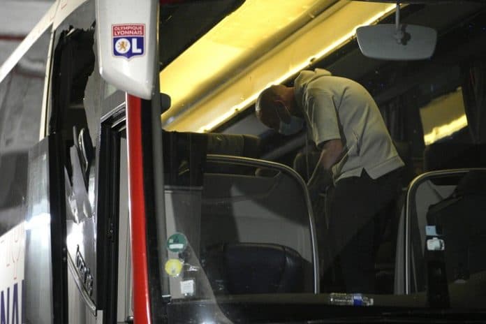 kepala_pelatih_les_gones_fabio_grosso_luka_parah_usai_mobil_ditumpangi_tim_diserang