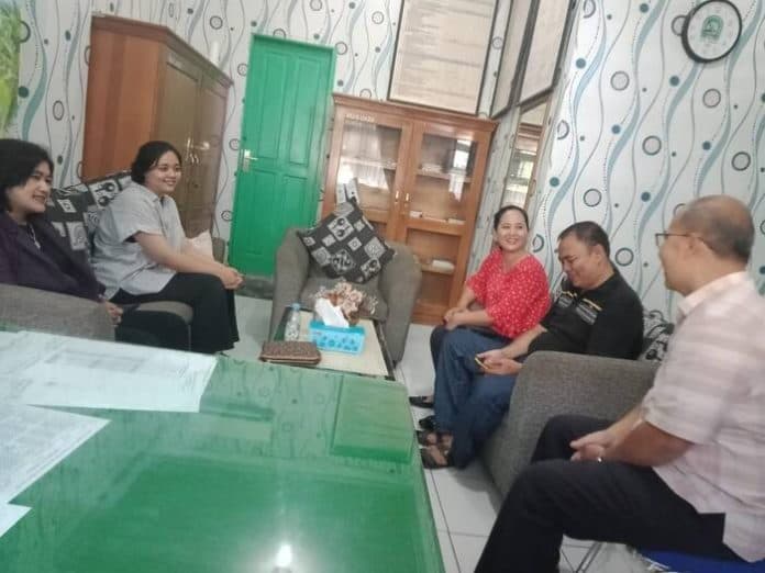 kepala_sma_negeri_1_sibolga_undang_keluarga_paskibraka_violetha_sianturi