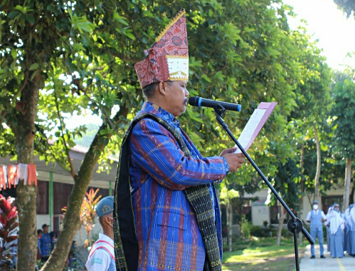kepsek_sman_5_siantar_pakai_busana_adat_simalungun_di_hut_ri_ke_77