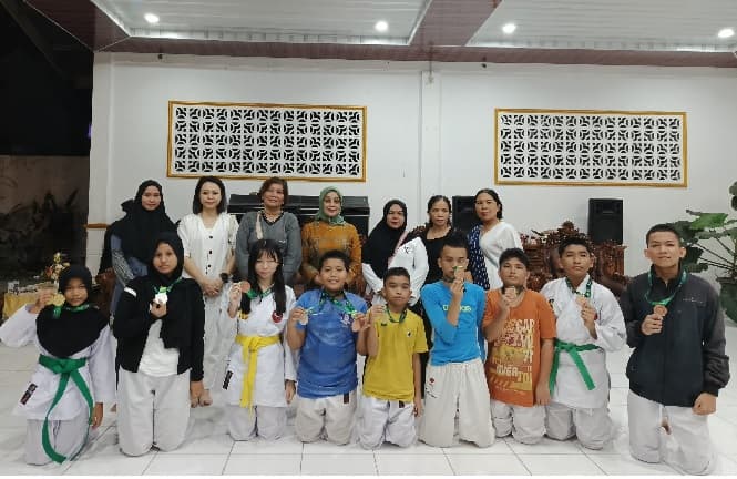 kepulangan_atlet_peraih_medali_kejurda_karate_antar_dojo_inkado_disambut_hangat