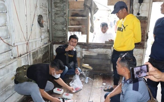 kepung_desa_nagur_sergai_terduga_bandar_sabu_lolos_dan_melompat_ke_sungai