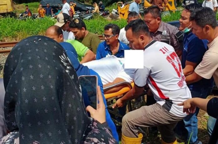 kereta_api_seruduk_corolla_supir_mobil_sekarat_dilarikan_ke_rs_di_medan