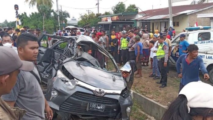 kereta_api_seruduk_mobil_di_tebing_tinggi_4_orang_kritis