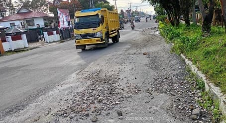 kerikil_dan_pasir_berserak_di_jalan_protokol_sidikalang_ancam_keselamatan_pengendara