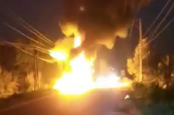 kernet_mobil_pickup_yang_terbakar_melepuh_sopir_melarikan_diri