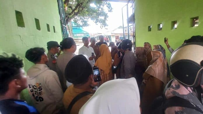 kerusuhan_di_yayasan_amal_al_washliyah_johor_guru_dan_murid_dobrak_pagar