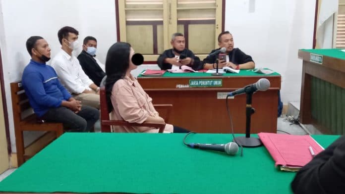 kesal_kerap_dimintai_uang_faris_tikami_teman_kencan