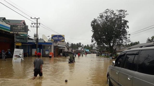 ketinggian_air_capai_80_cm_para_korban_banjir_di_samarinda_terpaksa_mengungsi