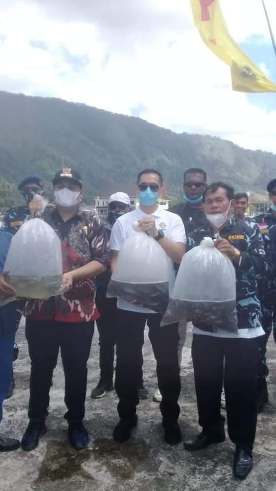 ketua_ampi_sumut_tabur_25000_benih_ikan_nila_di_danau_toba