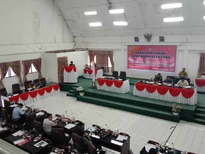 ketua_dprd_toba_minta_eksekutif_menyampaikan_laporan_tahunan_csr_dan_tjsl