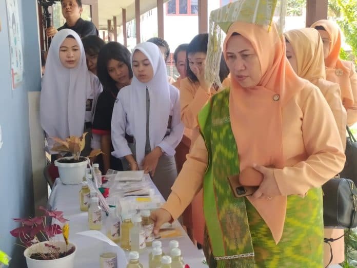 ketua_dwp_disdik_provsu_apresiasi_hasil_produk_kreatif_inovatif_siswa_smk_cabdis_siantar
