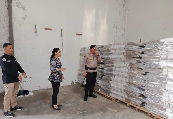 ketua_kpu_medan_bersama_kapolres_belawan_tinjau_gudang_logistik_pilkada