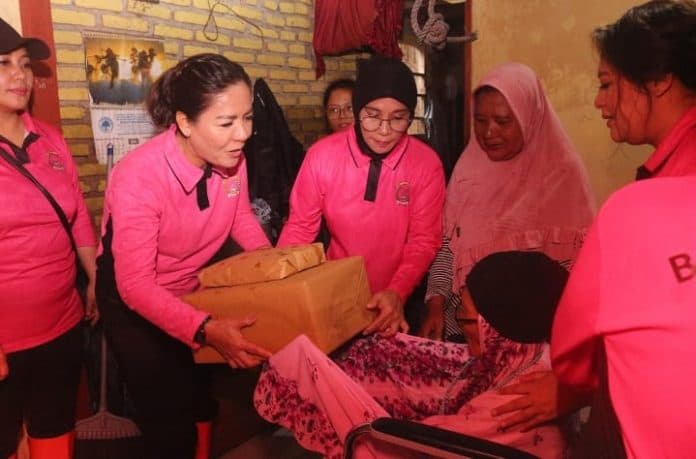 ketua_pd_bhayangkari_sumut_gelar_bakti_sosial_untuk_korban_banjir_di_tebing_tinggi