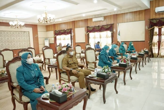 ketua_tp_pkk_kabupaten_asahan_mengikuti_pelantikan_tim_tp_pkk_pusat_secara_virtual