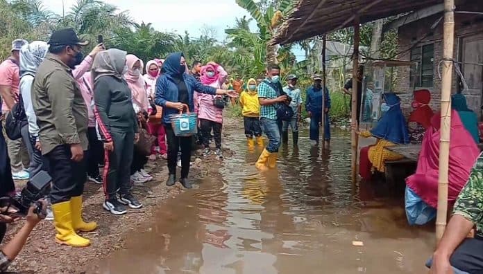 ketua_tp_pkk_sumut_tinjau_lokasi_banjir_tanjungbalai
