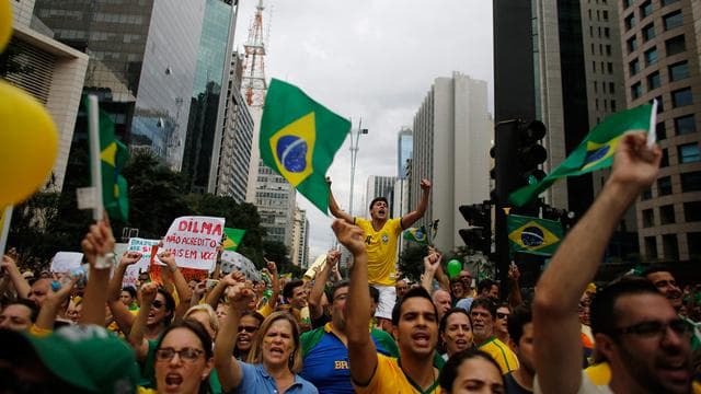 kewajiban_imunisasi_covid_19_diprotes_penduduk_brazil
