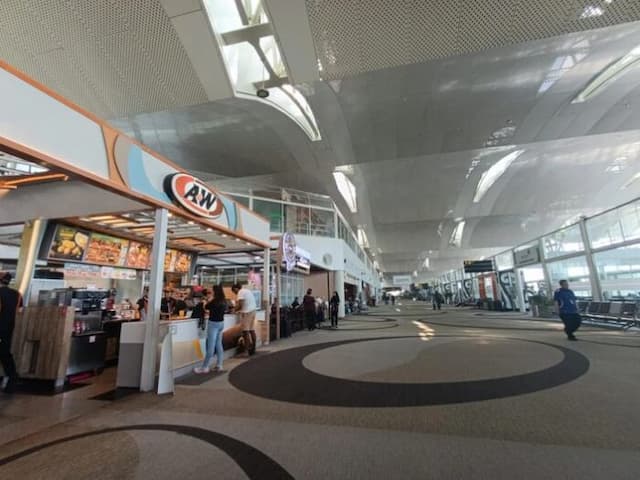 kios_di_bandara_kualanamu_banyak_tutup_bertahun_tahun