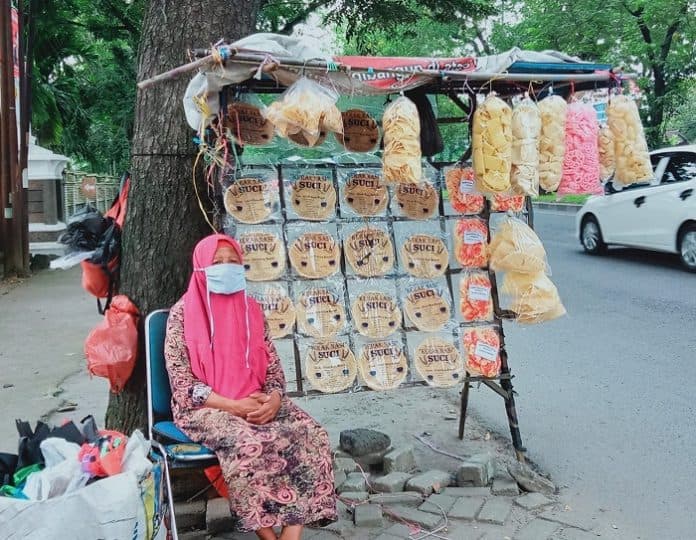 kisah_penjual_opak_bertarung_hidup_meski_usia_telah_lansia