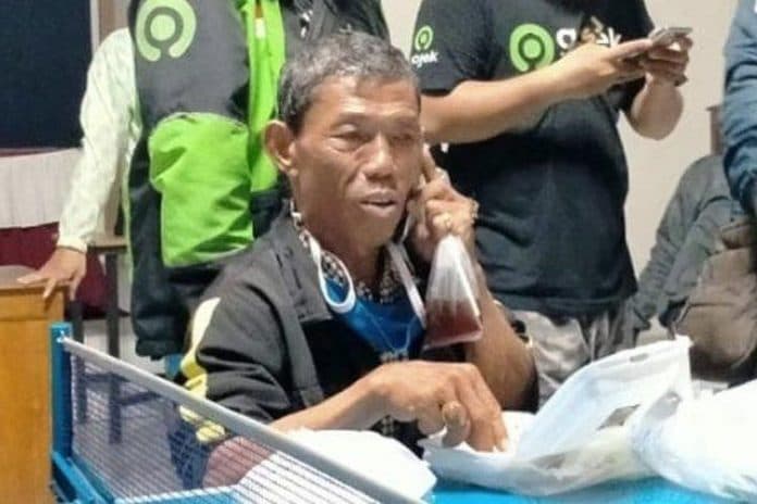 kisah_pilu_ojol_tempuh_230_km_dibayar_pakai_sandal_jepit