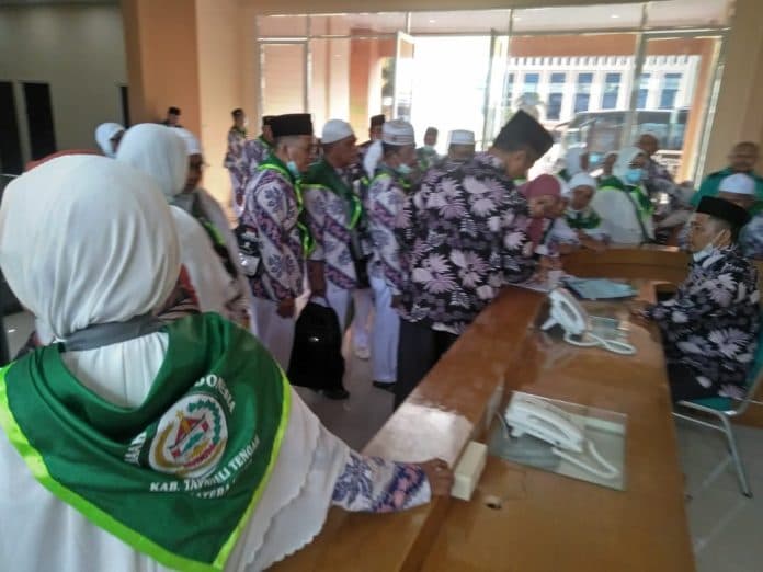 kloter_pertama_jemaah_asal_tapteng_masuk_asrama_haji_lebih_cepat