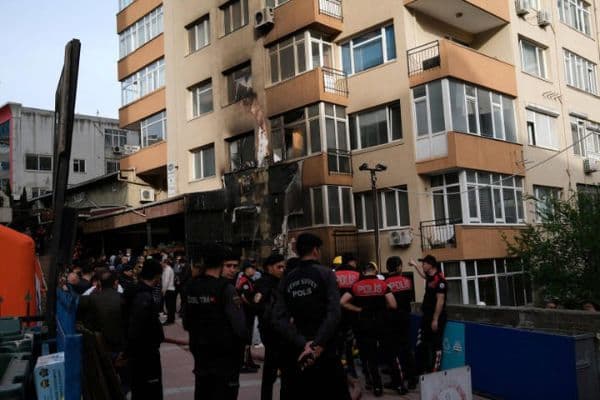 klub_malam_di_istanbul_terbakar_29_orang_tewas