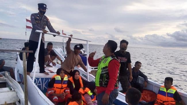 km_ladang_pertiwi_tenggelam_di_perairan_selat_makassar_25_penumpang_belum_ditemukan