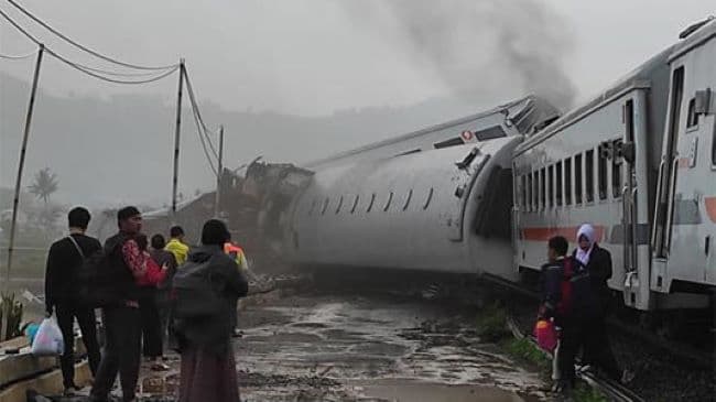 knkt_investigasi_penyebab_tabrakan_kereta_api_di_cicalengka