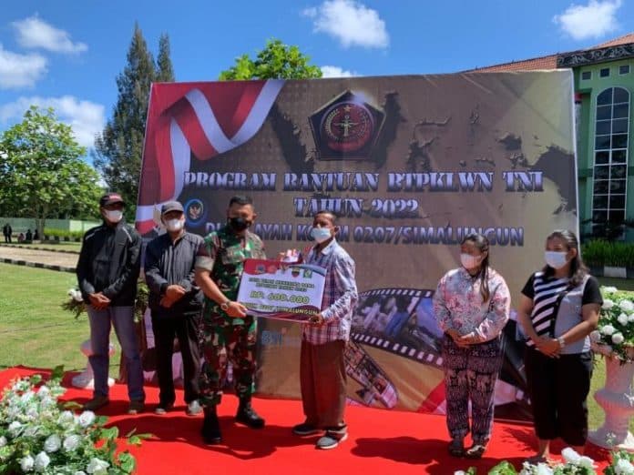 kodim_0207_simalungun_salurkan_bantuan_tunai_ke_pedagang_k5_warung_dan_nelayan