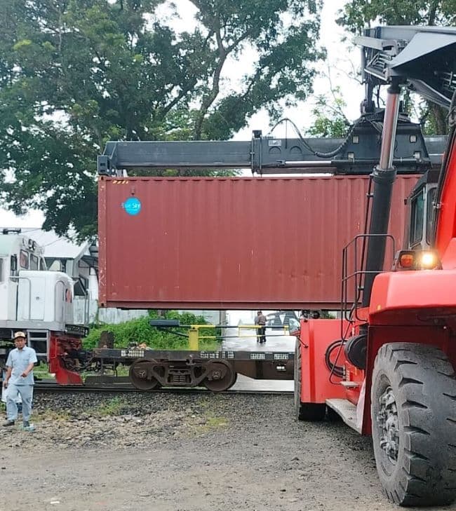 kolaborasi_pt_pil_pt_kai_dan_pt_sttc_dalam_layanan_multimoda_jalur_belawan_pematang_siantar