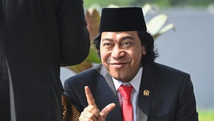 komeng_protes_ditempatkan_di_komite_ii_dpd_senator_jabar_heran