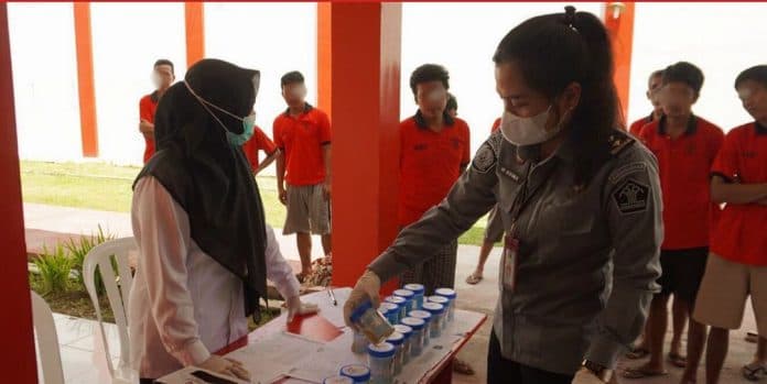 komitmen_perangi_narkoba_lapas_narkotika_langkat_tes_urin_warga_binaan