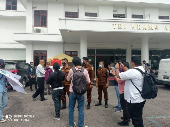 kompak_unjuk_rasa_kejatisu_minta_laporan_secara_tertulis