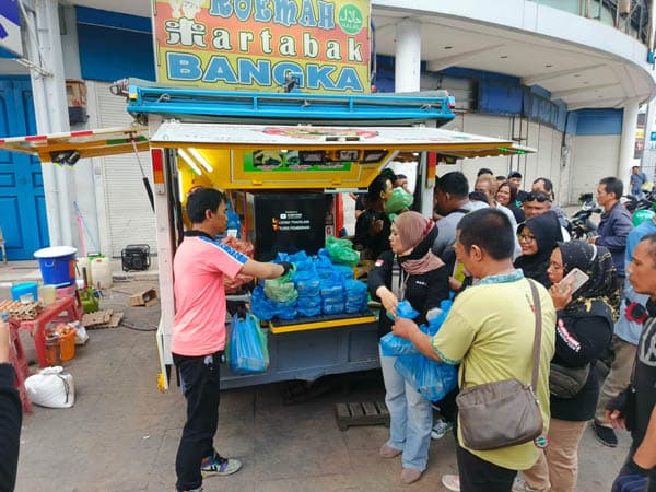 komunitas_ojol_medan_borong_dan_bagikan_martabak_di_jalanan