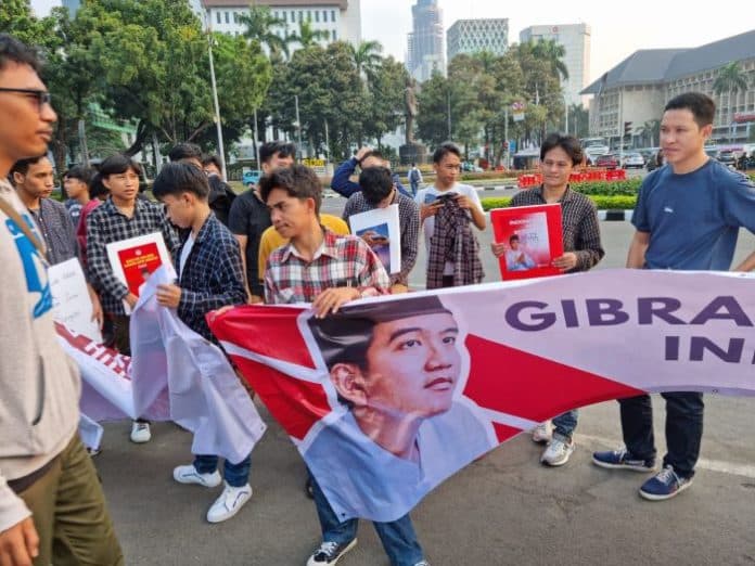 komunitas_semanggi_bentangkan_spanduk_dukung_gibran_cawapres