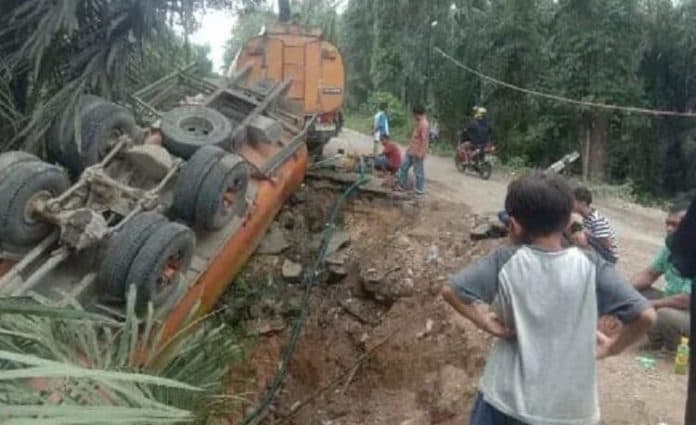 kondisi_rusak_parah_truk_tangki_cpo_kembali_terbalik_di_jalinsum_palas