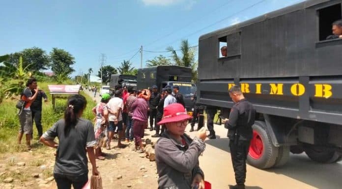 konflik_di_selambo_warga_usir_polisi_sudah_mati_orang_baru_kalian_datang