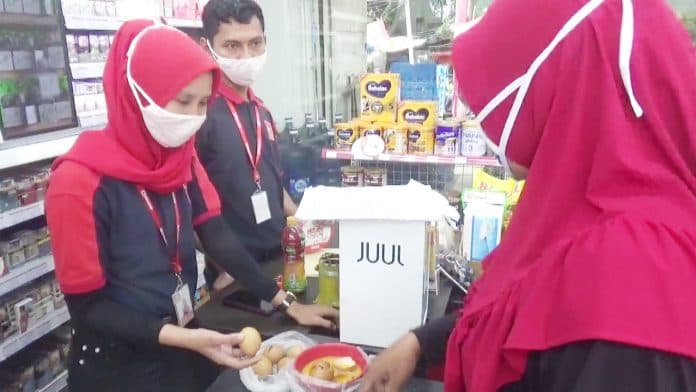 konsumen_alfamidi_di_sei_lepan_kecewa_kualitas_telur_ayam_yang_dijual_tidak_bagus